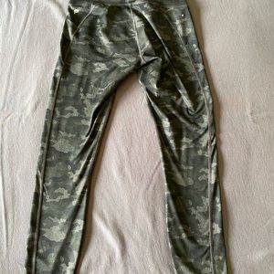 Fabletics XS 7/8 length Camo leggings